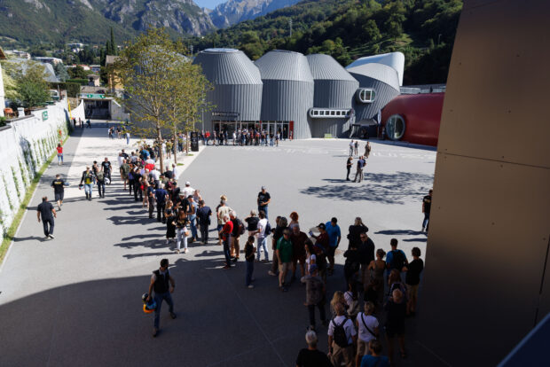 Visitatori e motociclisti alla nuova casa Moto Guzzi di Mandello durante l'inaugurazione