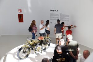 Appassionati e moto davanti al nuovo hub Moto Guzzi di Mandello durante le GMG 2026