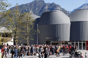Appassionati e moto al raduno Moto Guzzi a Mandello durante le GMG 2026