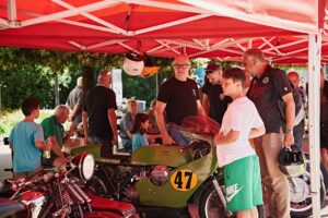 Motociclette Moto Guzzi in parata durante le GMG 2026 a Mandello del Lario