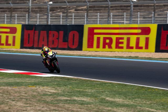 WorldSBK Magny-Cours 2026, il dominio di Nicolò Bulega e Ducati in Gara 1