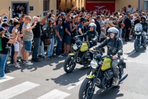 Parata di Moto Guzzi a Mandello del Lario durante le Giornate Mondiali per il 105° anniversario