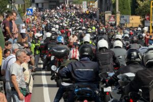 Parata di Moto Guzzi lungo la provinciale sul Lago di Como durante le Giornate Mondiali Moto Guzzi