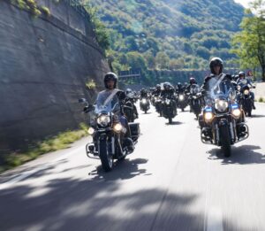Parata con oltre 1.500 Moto Guzzi a Mandello durante le celebrazioni del 105° anniversario