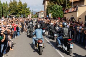 Moto Guzzi in parata a Mandello del Lario durante le celebrazioni del 105° anniversario