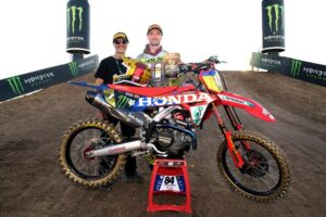 Jeffrey Herlings, campione MXGP 2026, celebra il sesto titolo mondiale ottenuto con pneumatici Pirelli