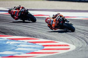 Pol Espargaro con la KTM RC16 Tech3 nel weekend MotoGP di Misano