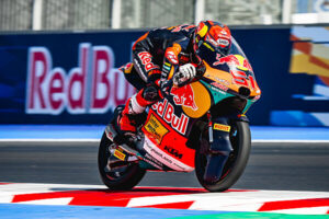 Brian Uriarte con la KTM RC4 di Red Bull KTM Ajo, secondo in qualifica Moto3 a Misano