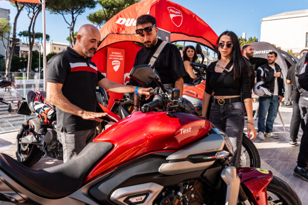 Area espositiva dell'Eternal City Moto Show al Gazometro di Roma con stand e percorsi demo