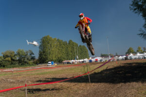 Partecipanti alle prove fuoristrada durante Italian Bike Week 2026 a Lignano