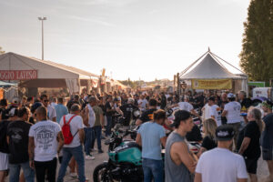 Main Stage della Italian Bike Week 2025 con pubblico e moto a Lignano Sabbiadoro