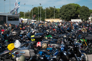 Main Stage del villaggio Italian Bike Week 2025 a Lignano Sabbiadoro con moto e pubblico in festa