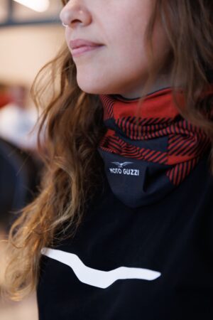 Area espositiva del Motoplex di Mandello con la gamma Moto Guzzi e accessori ufficiali
