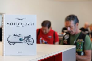 Esposizione della gamma Moto Guzzi e accessori nello store del Motoplex di Mandello