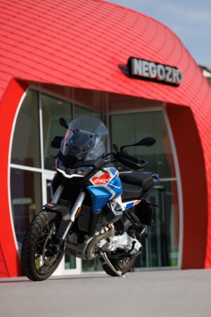 Abbigliamento ufficiale Moto Guzzi nello store del Motoplex di Mandello