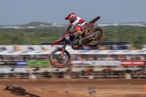 Jeffrey Herlings celebra il successo nel MXGP Australia 2026 e la doppietta conclusiva a Darwin