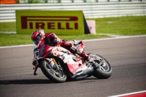 WorldSBK Cremona 2026 con Iker Lecuona vincitore di Gara 1 davanti a Nicolò Bulega