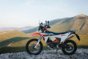 KTM 690 Rally 2027, monocilindrica da avventura con configurazione rally e autonomia estesa