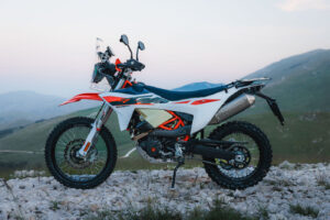 KTM 690 Rally 2027 con impostazione rally, torre di navigazione e autonomia per l’avventura fuoristrada
