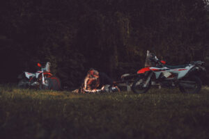 KTM 690 Rally 2027, monocilindrica LC4 per l’avventura e i viaggi fuoristrada