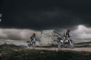 KTM 690 Rally 2027, monocilindrica da avventura con impostazione rally e autonomia ampliata