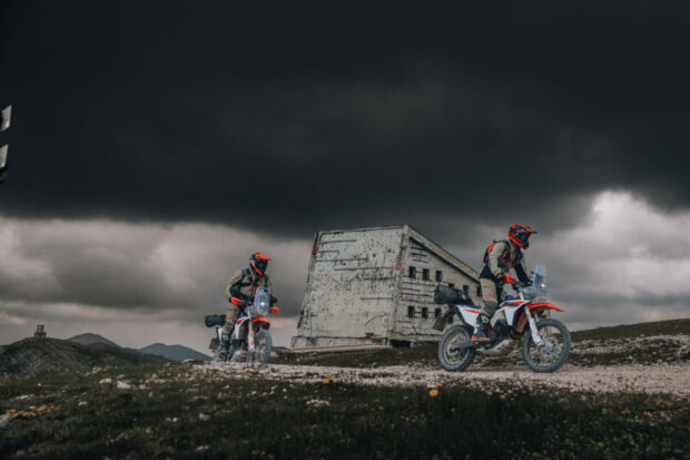 KTM 690 Rally 2027, monocilindrica da avventura con impostazione rally e autonomia ampliata