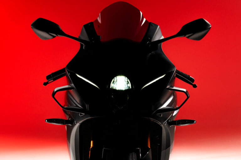 Suzuki GSX-R1000R Stealth, supersportiva in edizione limitata total black