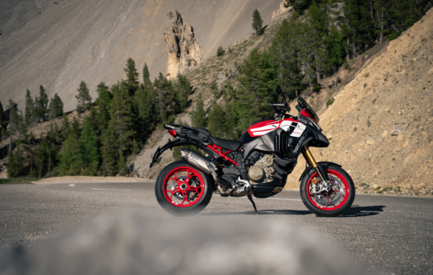 Ducati Multistrada V4 Pikes Peak 2027 con livrea ispirata alle moto da competizione