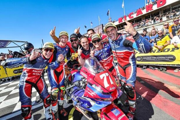 Podio del Dunlop Bol d’Or con i protagonisti dei trofei Superstock e Production 2026