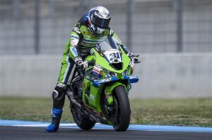 Garrett Gerloff con la Kawasaki Ninja ZX-10RR a Magny-Cours in Gara 2 del Mondiale Superbike