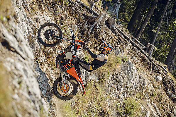 KTM 300 EXC HARDENDURO 2027, enduro due tempi per i percorsi più tecnici