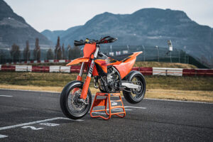 KTM 450 SMR 2027, Supermoto da gara con dotazione racing per l'uso in pista