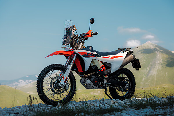 KTM 690 Rally 2027, moto monocilindrica ispirata al Rally Raid e sviluppata sulla base della 690 Enduro R