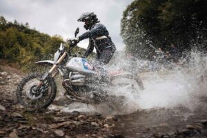 BMW R 12 G/S impegnata nel percorso off-road del GS Trophy 2026 nei Carpazi romeni