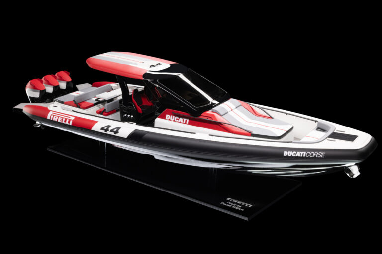 PIRELLI 44 Ducati Edition, maxi-RIB nato dalla collaborazione tra Ducati, Pirelli e SACS Marine