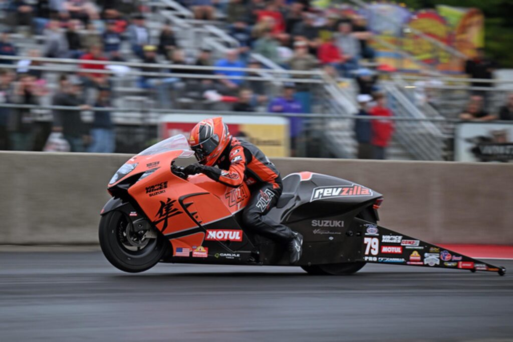 Richard Gadson nella sfida del Countdown NHRA Pro Stock Motorcycle con la Suzuki Hayabusa