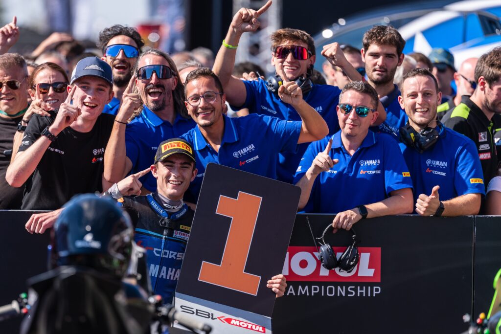 Yamaha R7 2026 protagonista del primo successo mondiale nel Campionato del Mondo Sportbike