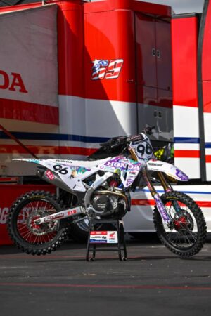 Carene speciali Cycra Honda HRC Progressive messe all’asta per la ricerca sui tumori cerebrali pediatrici