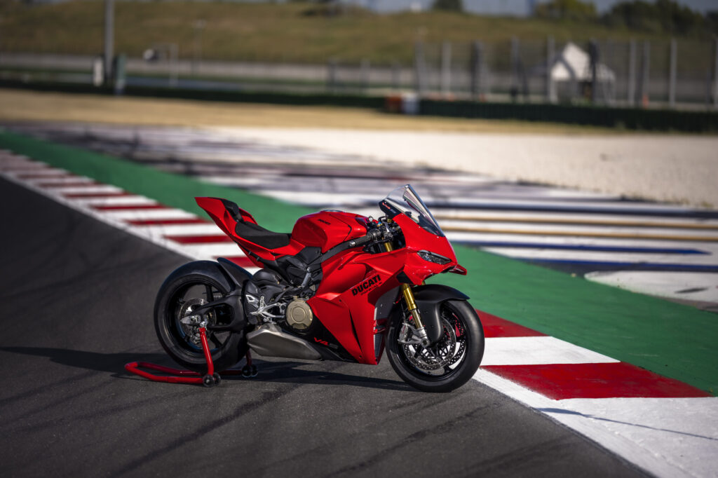 Ducati Panigale V4 2027, supersportiva Ducati aggiornata per la guida in pista