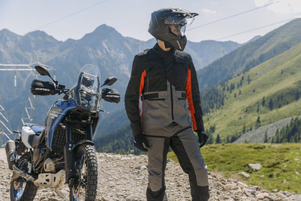 Gamma Acerbis Adventure 2027 per il mototurismo con completi MISMA, ALBEN e giacca ARERA