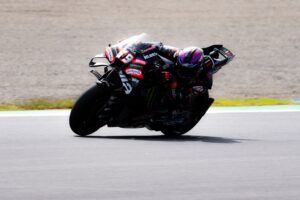 Moto Aprilia Racing in curva sul circuito di Motegi