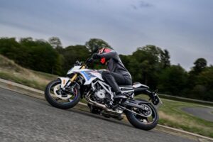 BMW F 450 R M Sport con dotazione sportiva e tecnologia dedicata alla guida stradale