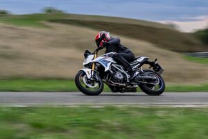 BMW F 450 R, naked A2 da 48 CV con motore bicilindrico e peso contenuto
