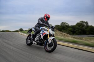 BMW F 450 R, naked A2 da 48 CV con motore bicilindrico e peso contenuto