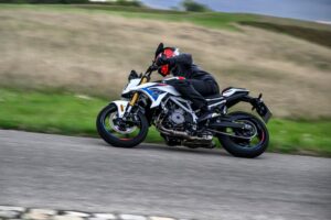 BMW F 450 R, naked A2 da 48 CV con ciclistica agile e dotazione tecnologica