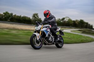 BMW F 450 R, naked A2 da 48 CV con peso contenuto e dotazione tecnologica