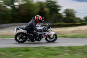 BMW F 450 R, naked A2 da 48 CV con peso contenuto e dotazione tecnologica avanzata