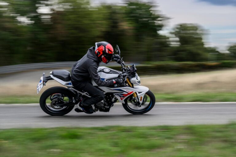 BMW F 450 R, naked A2 da 48 CV con peso contenuto e dotazione tecnologica avanzata