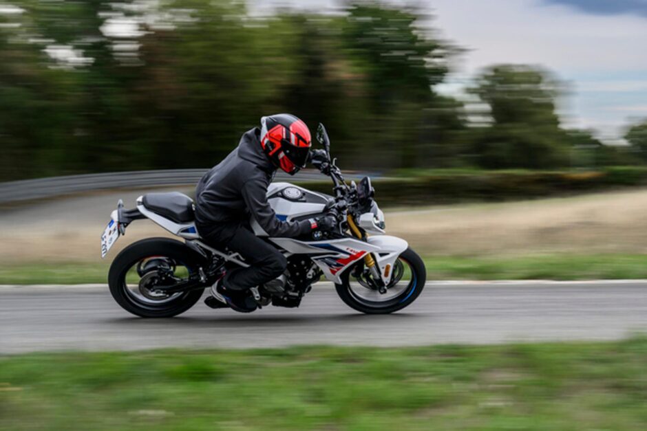BMW F 450 R, naked A2 da 48 CV con peso contenuto e dotazione tecnologica avanzata