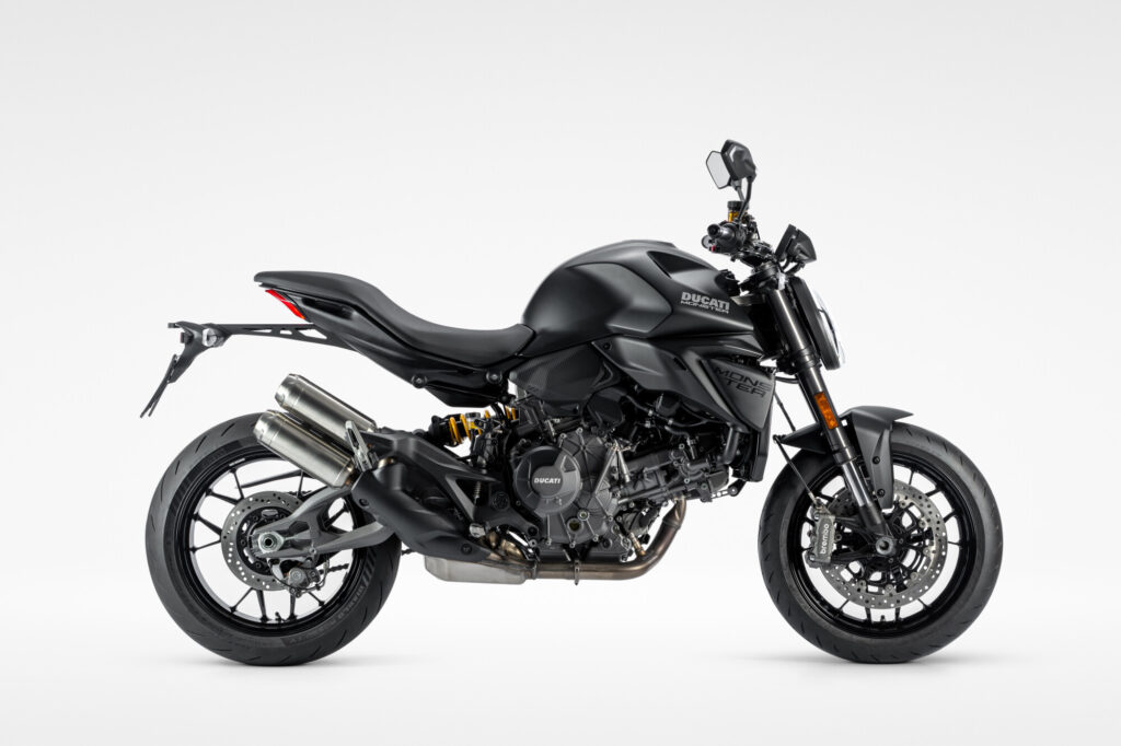 Ducati Monster Dark, naked sportiva total black con motore V2 da 111 CV